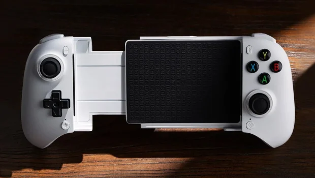 8Bitdo-Ultimate-Mobile-controller-in-white